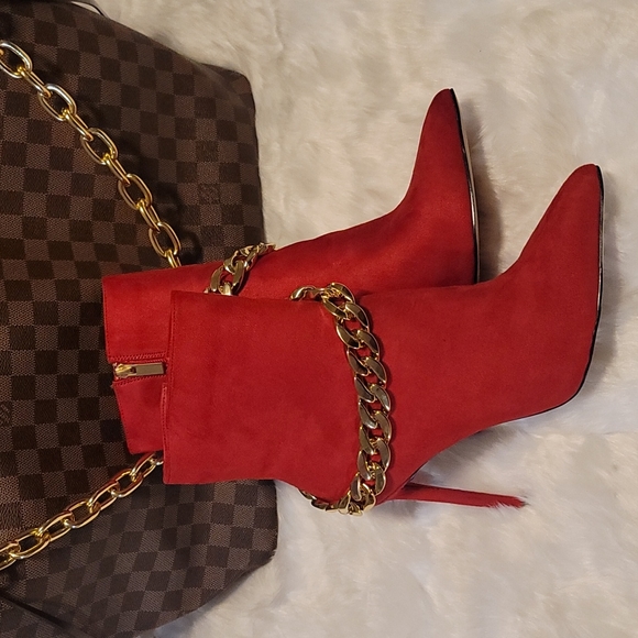 ⚘Red Faux Suede Chain Ankle Boot⚘ - Picture 4 of 9